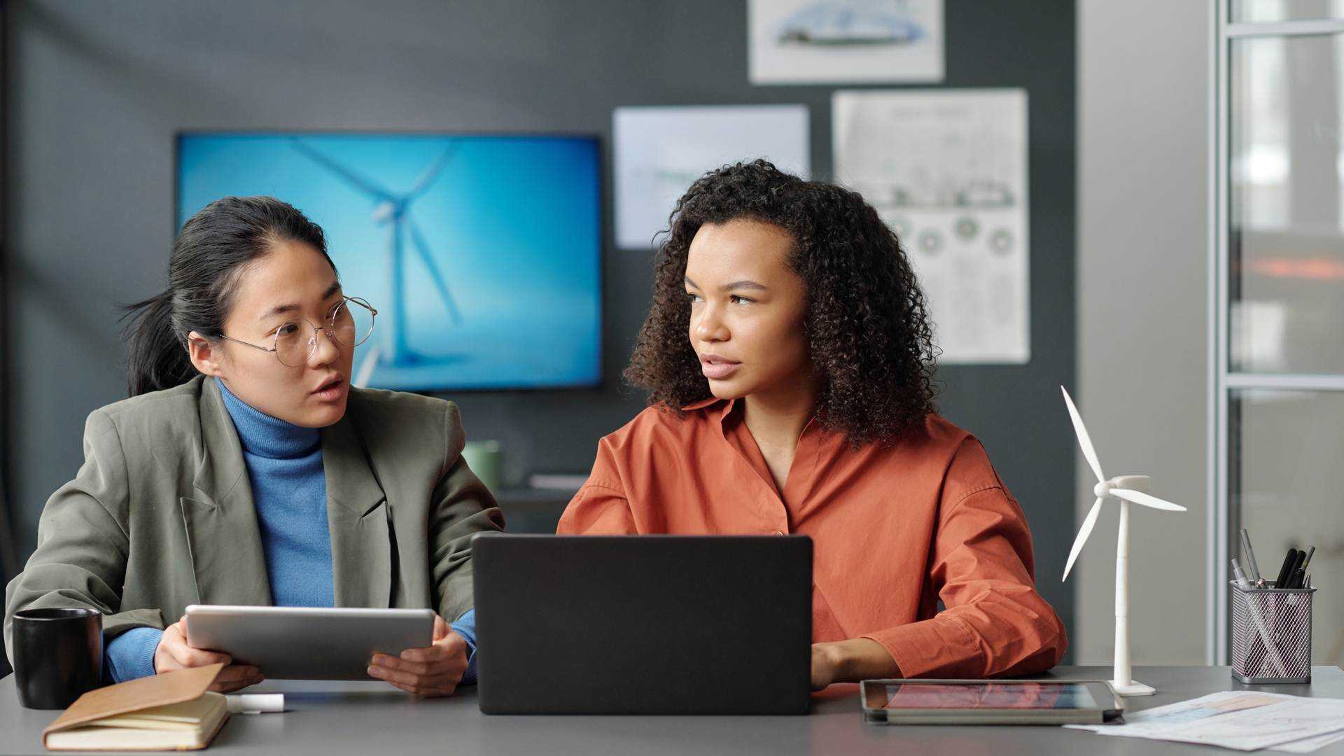 Workers on computer with sign in issues 365