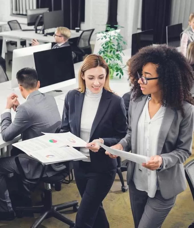 IT Colleagues Discussing Reports in Office<br />
