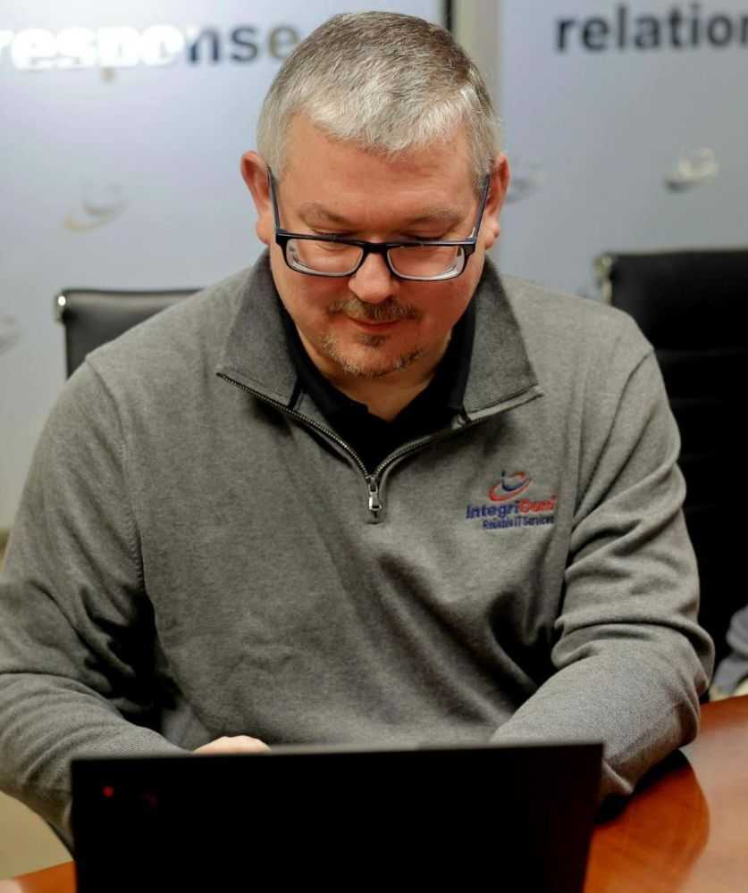 IT Professionals Having Discussion In Office<br />
