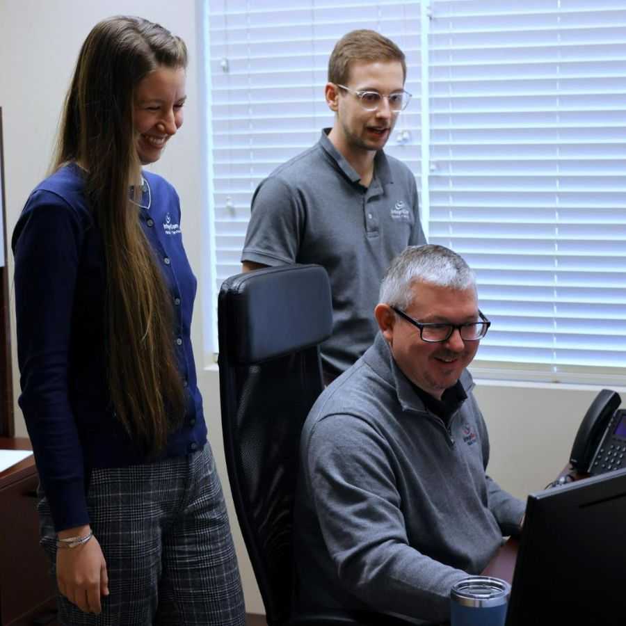 IT Team Collaborating And Smiling During Meeting<br />
